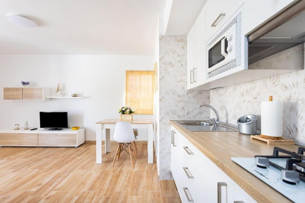 Vivienda Vacacional Rosaini Лос Кристианос Екстериор снимка